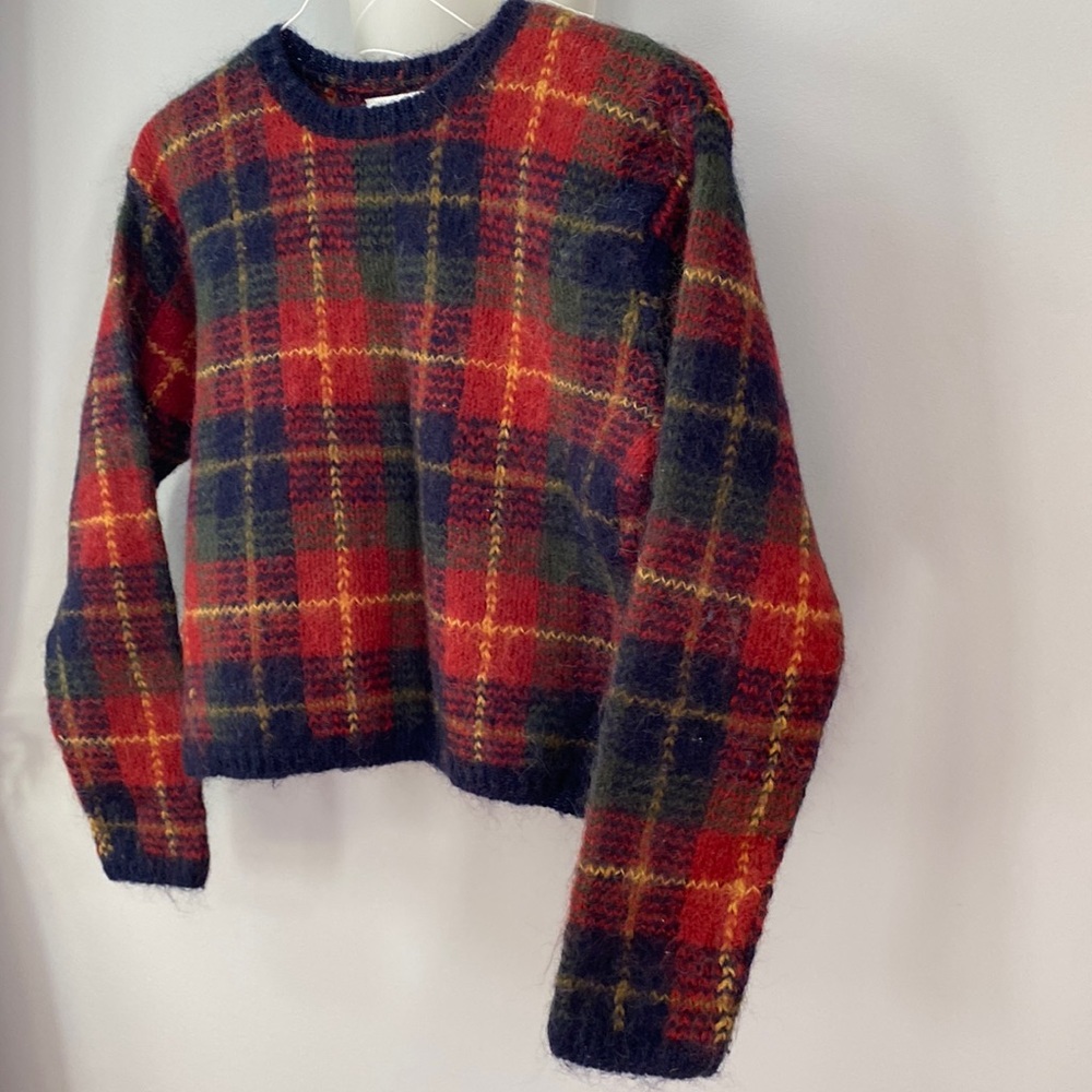 Vintage mohair bland sweater . Size S.  Cropped sweater with shoulder pads